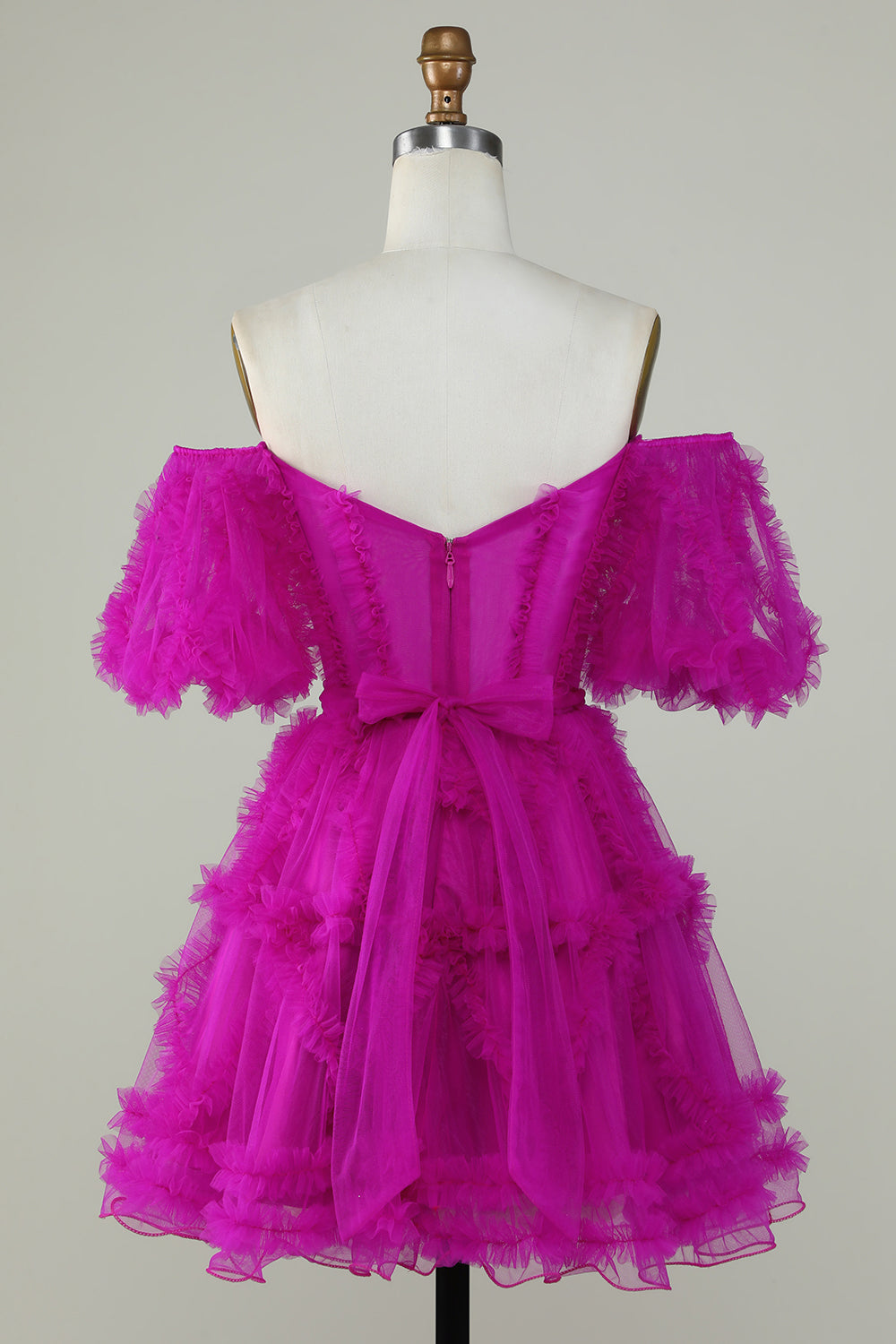 Hermoso vestido corto de fiesta con hombros descubiertos y tul color ruborizado en forma de A