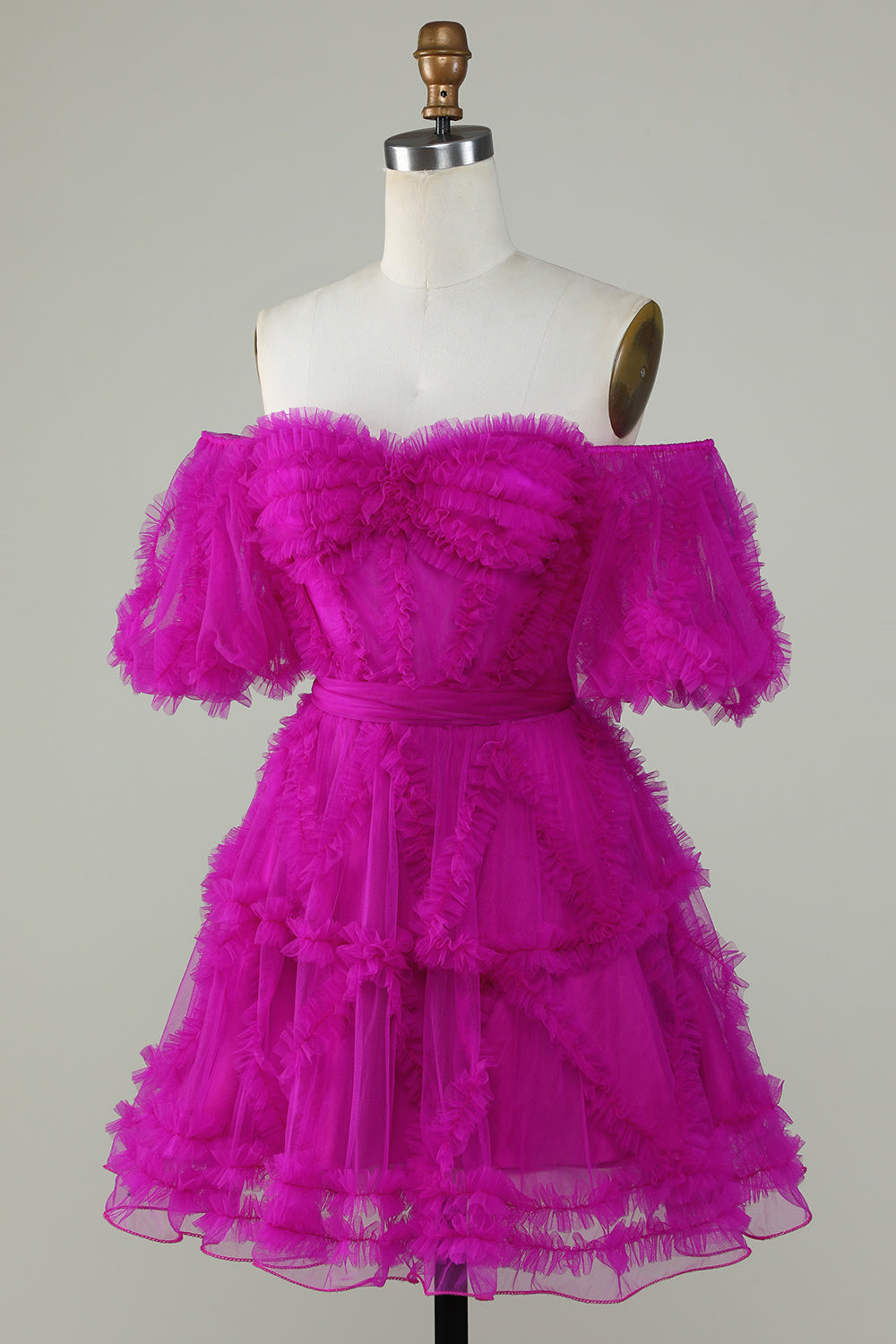 Hermoso vestido corto de fiesta con hombros descubiertos y tul color ruborizado en forma de A