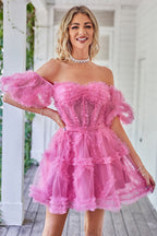 Hermoso vestido corto de fiesta con hombros descubiertos y tul color ruborizado en forma de A