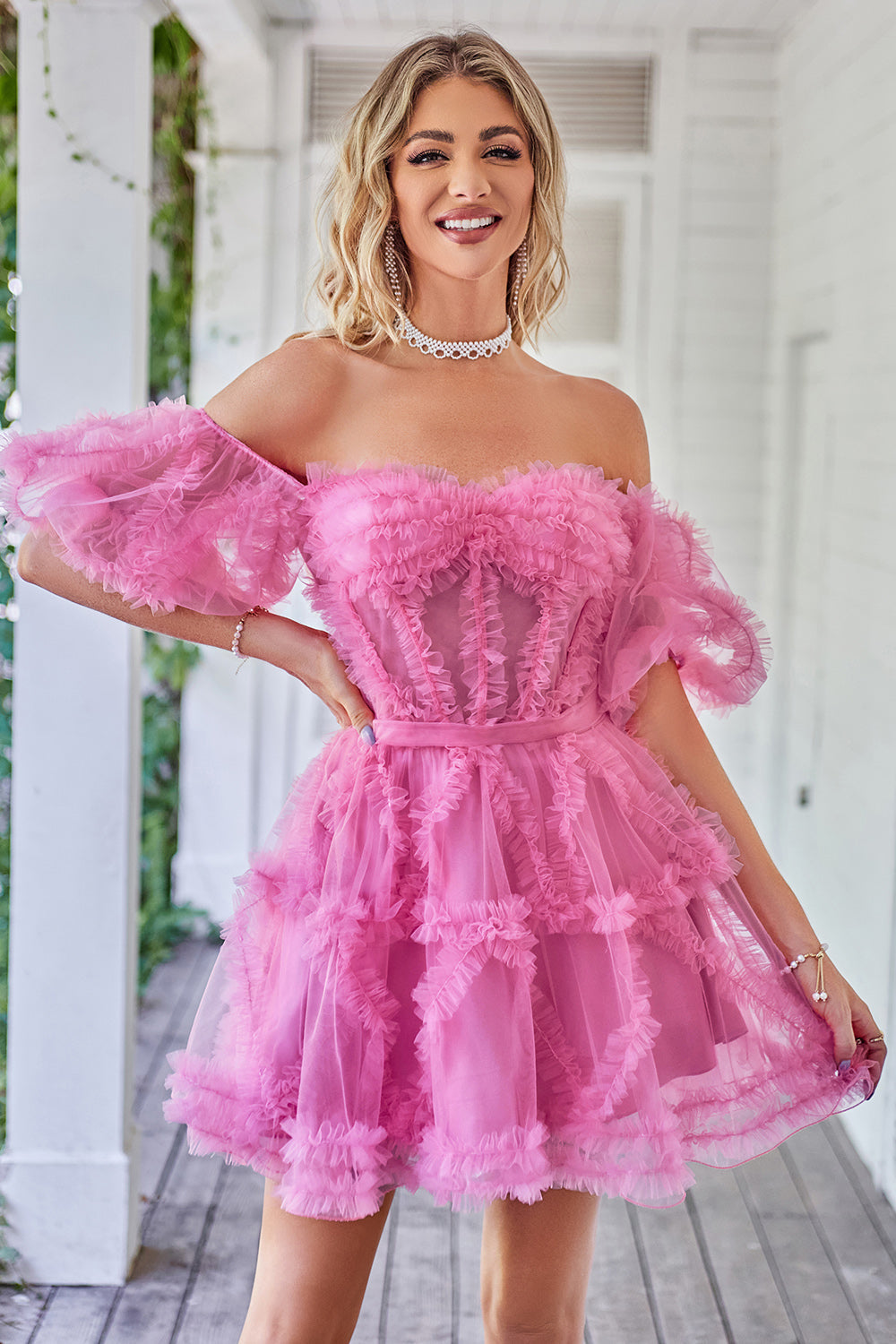 Hermoso vestido corto de fiesta con hombros descubiertos y tul color ruborizado en forma de A