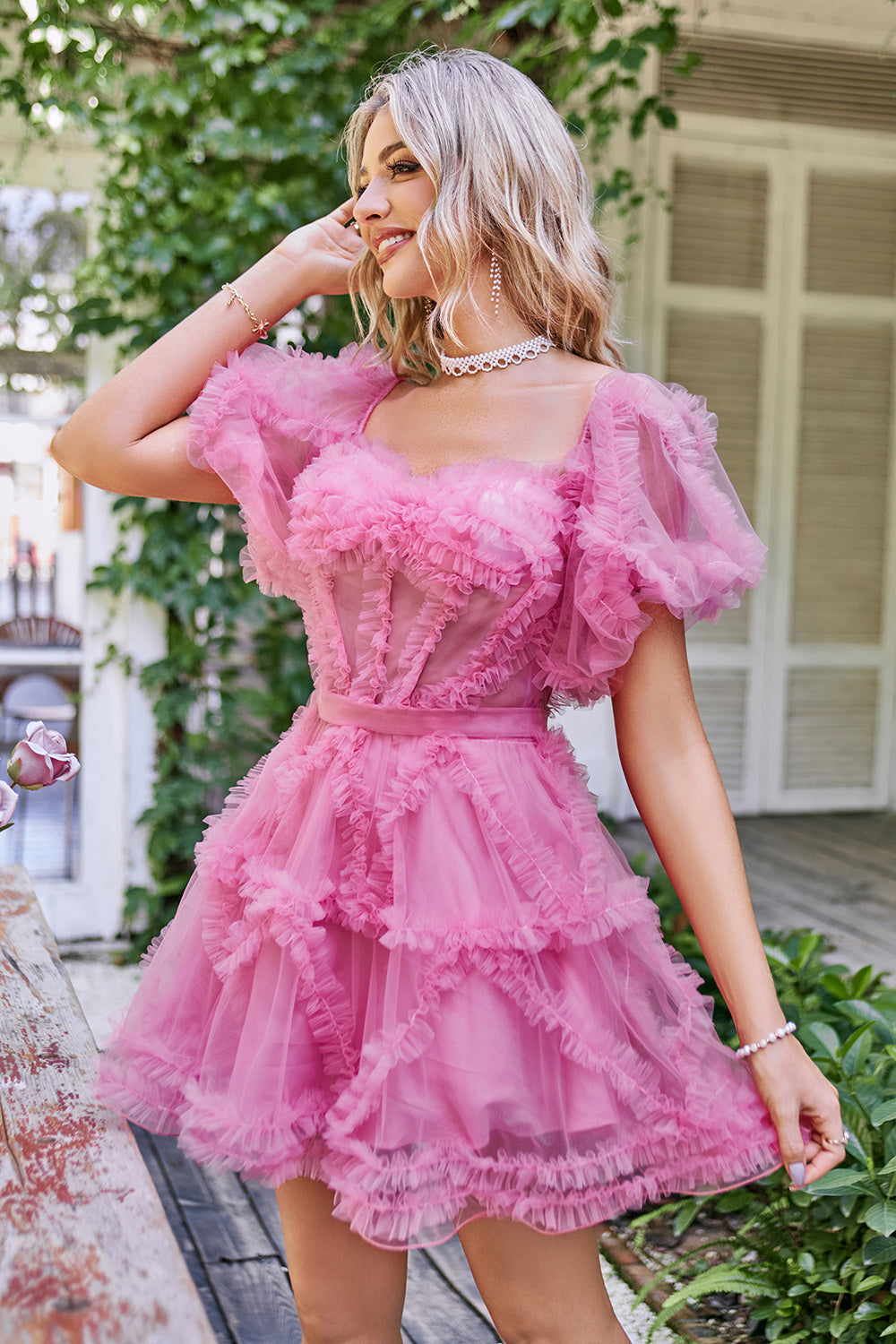 Hermoso vestido corto de fiesta con hombros descubiertos y tul color ruborizado en forma de A