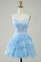 Lindo vestido negro de fiesta corto con corsé escalonado, lentejuelas brillantes y corte en A