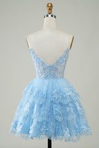 Lindo vestido negro de fiesta corto con corsé escalonado, lentejuelas brillantes y corte en A