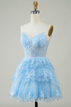 Lindo vestido negro de fiesta corto con corsé escalonado, lentejuelas brillantes y corte en A