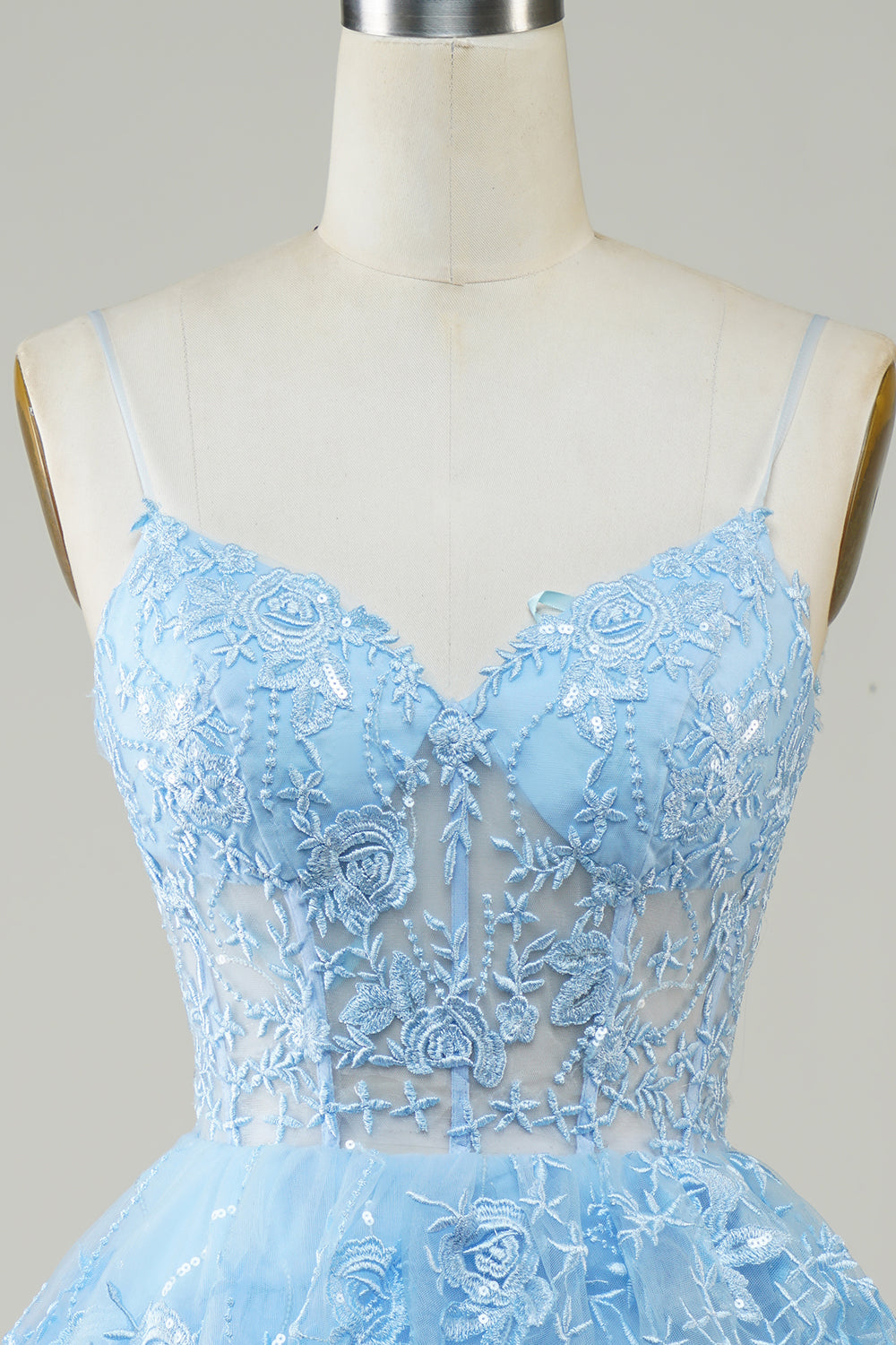 Lindo vestido negro de fiesta corto con corsé escalonado, lentejuelas brillantes y corte en A