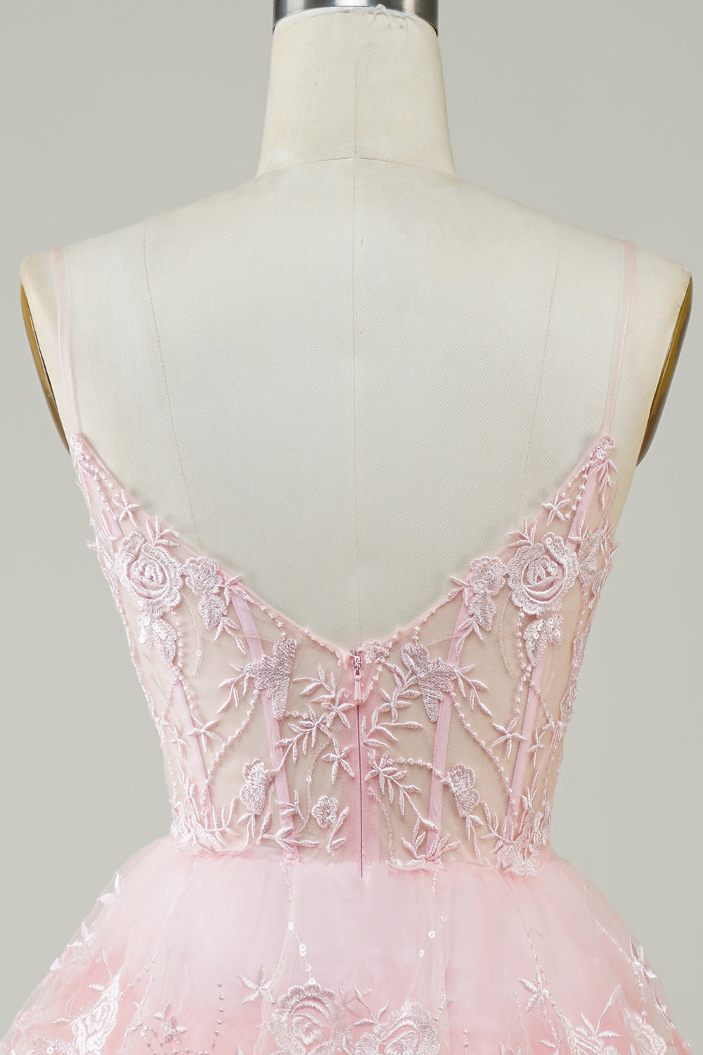 Lindo vestido negro de fiesta corto con corsé escalonado, lentejuelas brillantes y corte en A