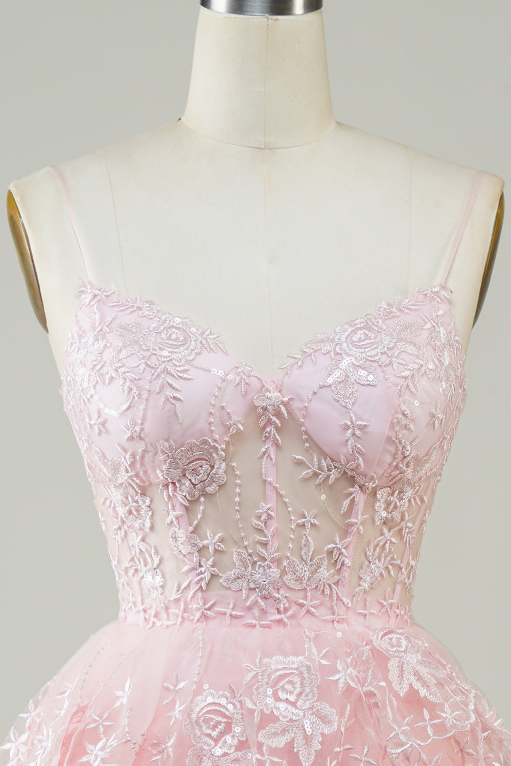 Lindo vestido negro de fiesta corto con corsé escalonado, lentejuelas brillantes y corte en A