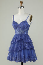 Lindo vestido negro de fiesta corto con corsé escalonado, lentejuelas brillantes y corte en A