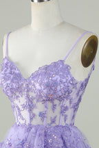 Lindo vestido negro de fiesta corto con corsé escalonado, lentejuelas brillantes y corte en A