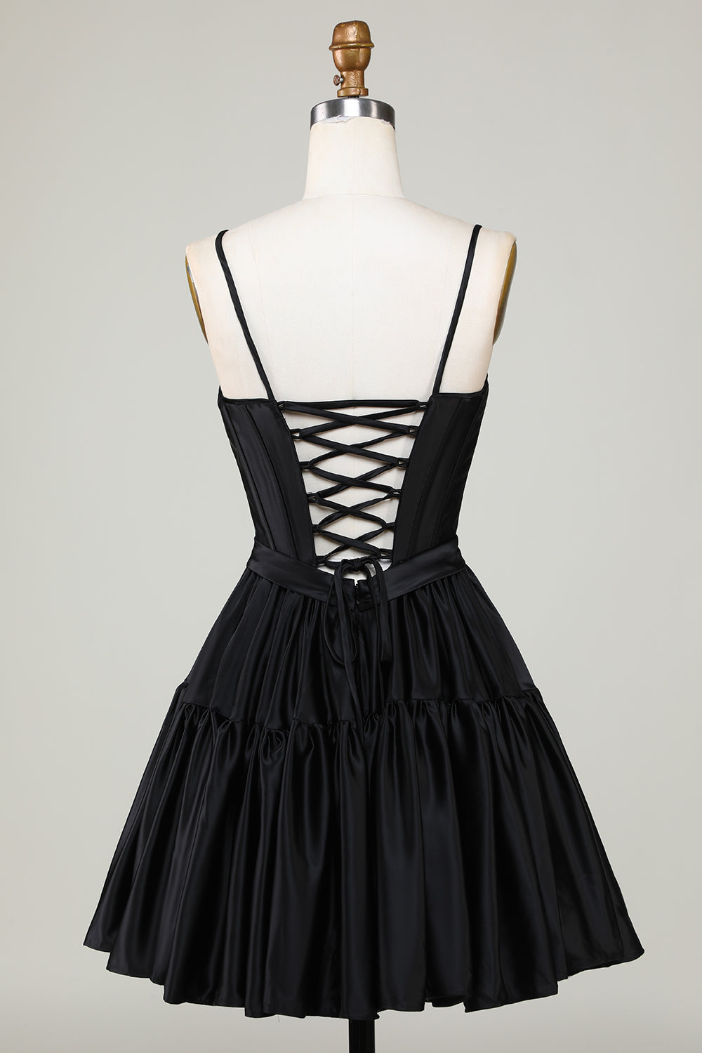 Hermoso vestido de fiesta fucsia con tirantes finos, corsé, volantes y lazos