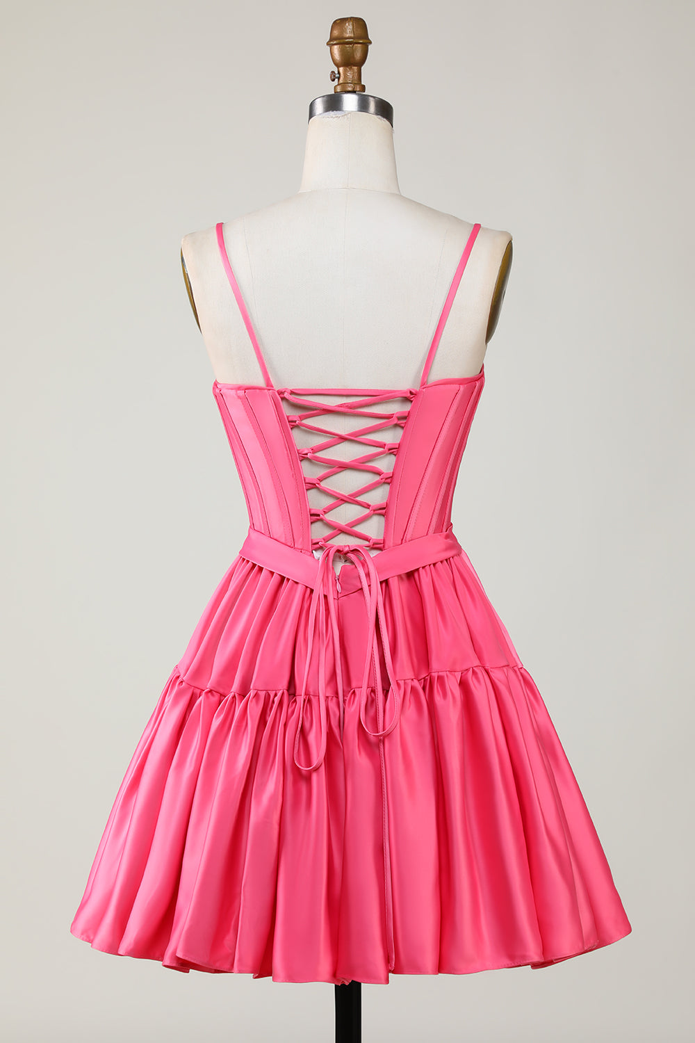 Hermoso vestido de fiesta fucsia con tirantes finos, corsé, volantes y lazos
