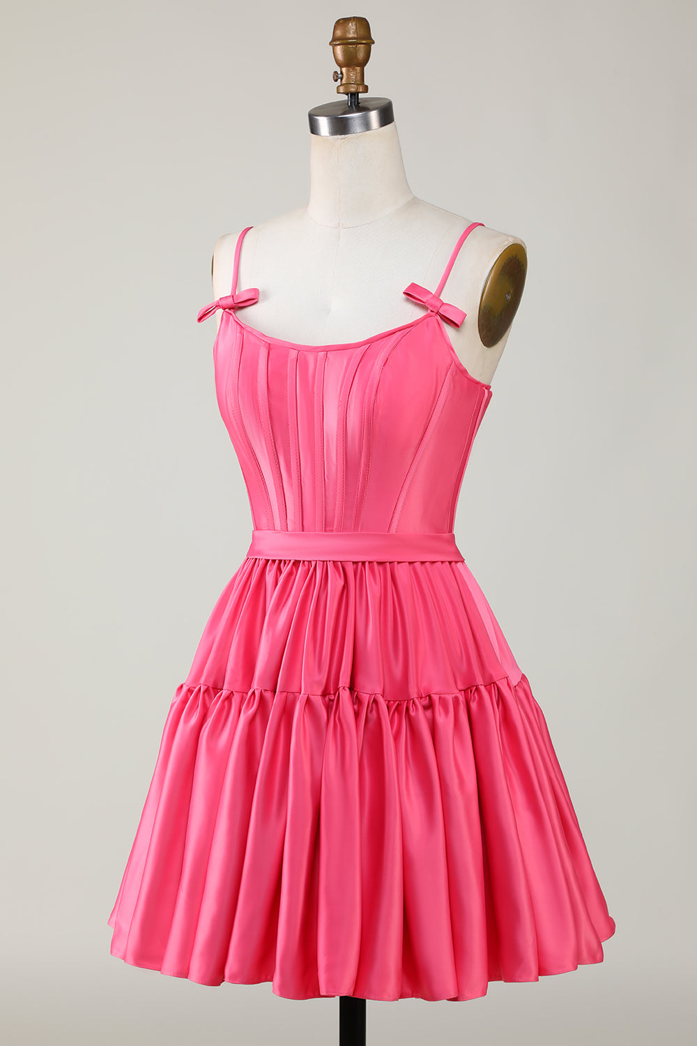 Hermoso vestido de fiesta fucsia con tirantes finos, corsé, volantes y lazos