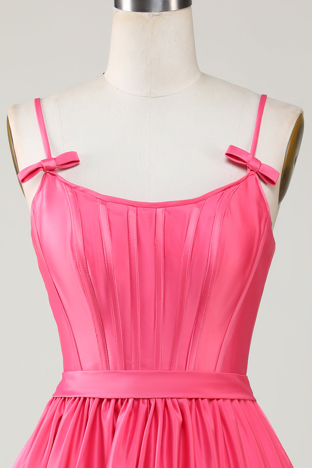 Hermoso vestido de fiesta fucsia con tirantes finos, corsé, volantes y lazos
