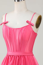 Hermoso vestido de fiesta fucsia con tirantes finos, corsé, volantes y lazos