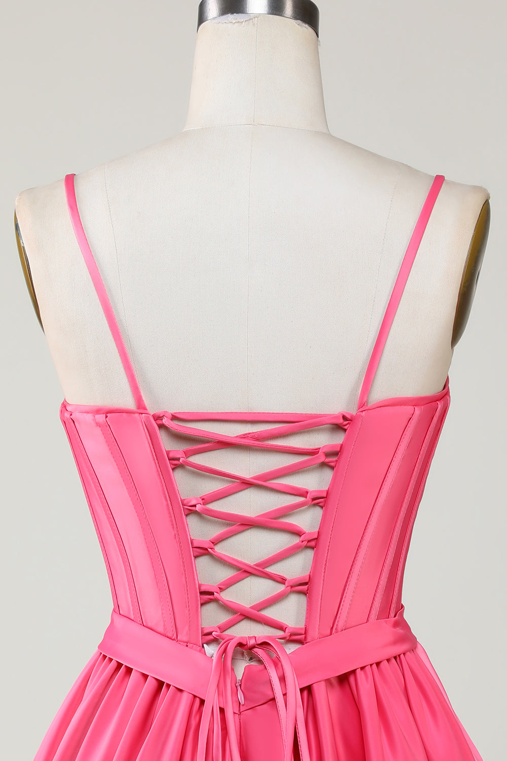 Hermoso vestido de fiesta fucsia con tirantes finos, corsé, volantes y lazos