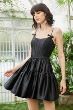 Hermoso vestido de fiesta fucsia con tirantes finos, corsé, volantes y lazos