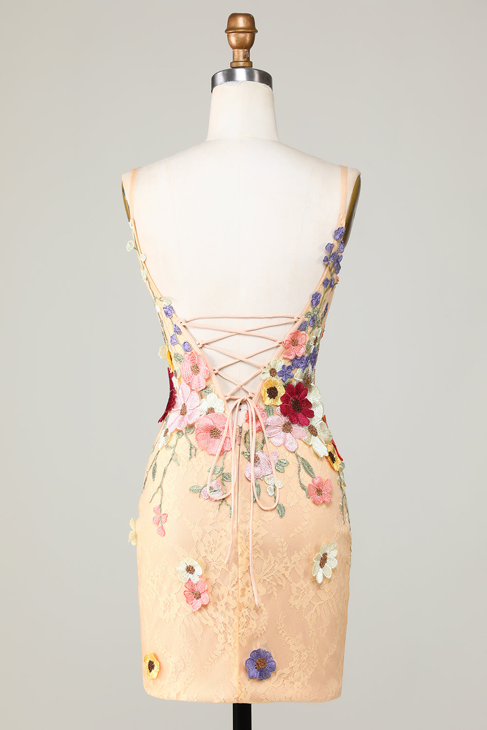 Vestido de fiesta corto ajustado color champán con escote en V profundo y apliques