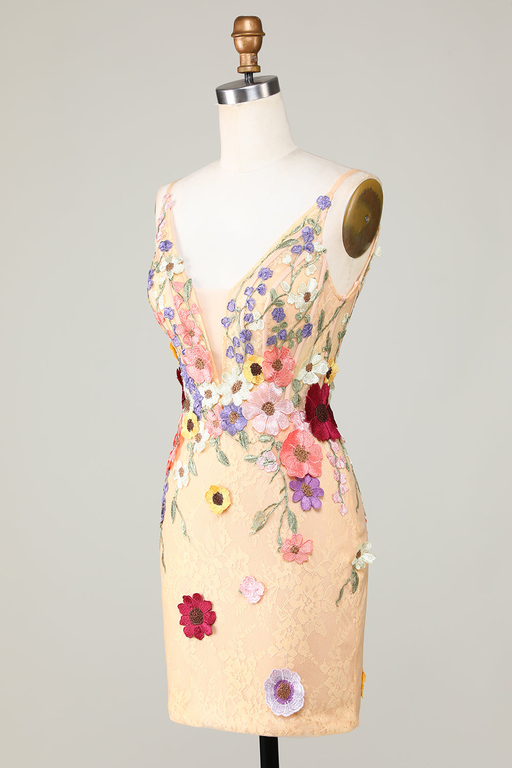 Vestido de fiesta corto ajustado color champán con escote en V profundo y apliques