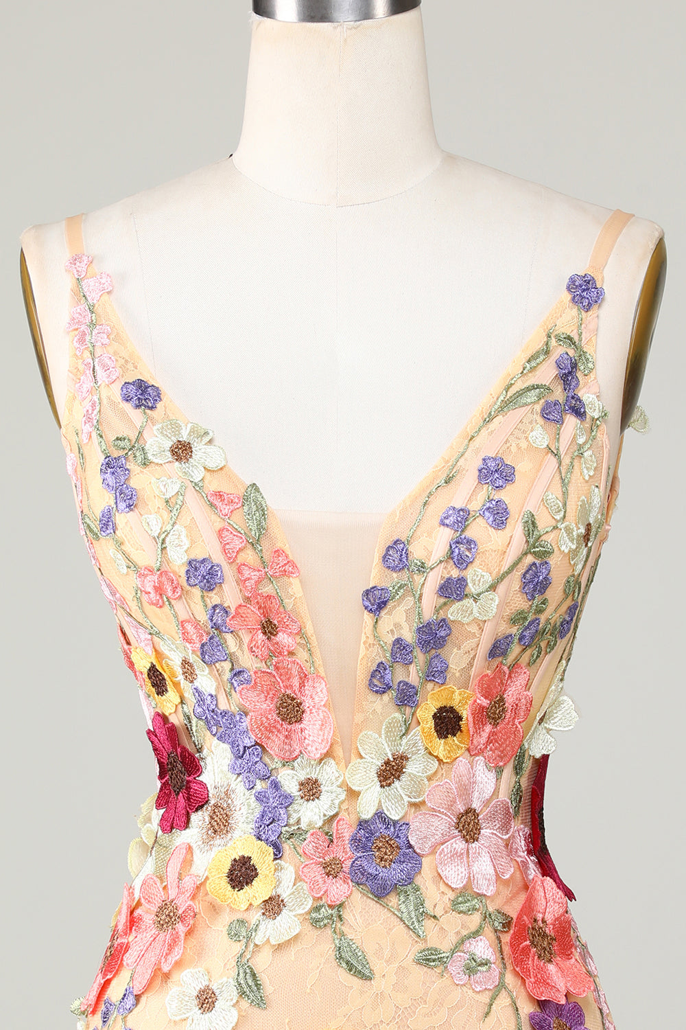 Vestido de fiesta corto ajustado color champán con escote en V profundo y apliques