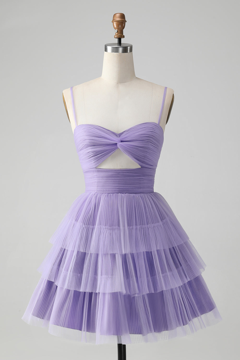 Hermoso vestido morado de fiesta con tirantes finos, corto, escalonado y calado.
