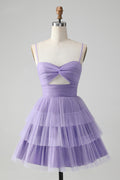 Hermoso vestido morado de fiesta con tirantes finos, corto, escalonado y calado.