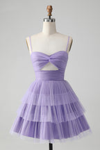 Hermoso vestido morado de fiesta con tirantes finos, corto, escalonado y calado.