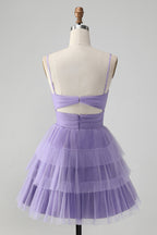 Hermoso vestido morado de fiesta con tirantes finos, corto, escalonado y calado.