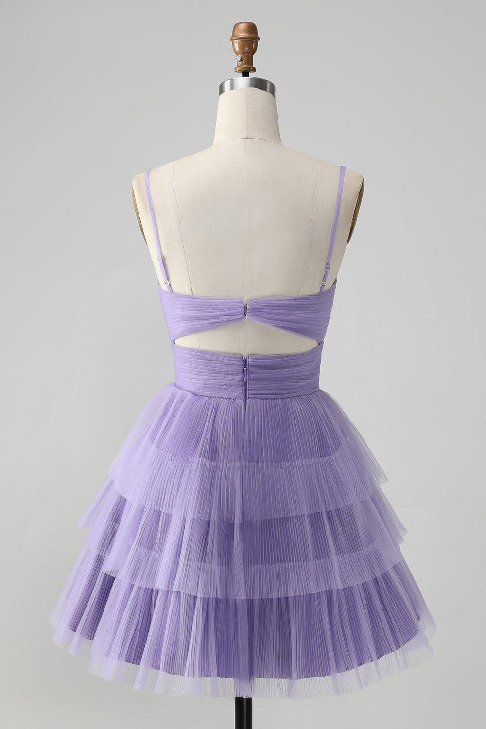 Hermoso vestido morado de fiesta con tirantes finos, corto, escalonado y calado.