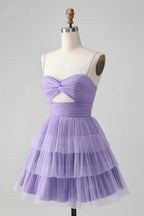 Hermoso vestido morado de fiesta con tirantes finos, corto, escalonado y calado.