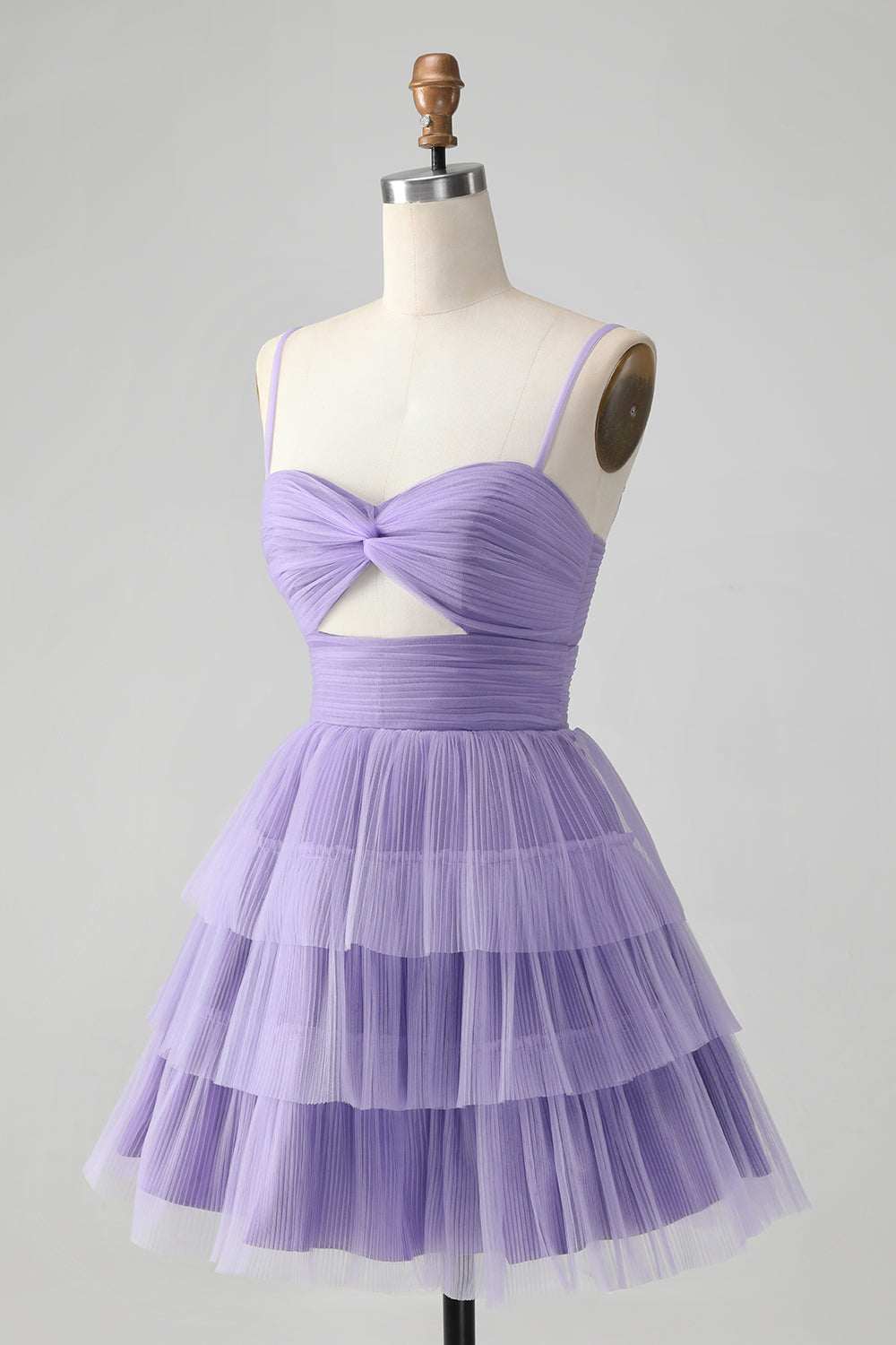 Hermoso vestido morado de fiesta con tirantes finos, corto, escalonado y calado.