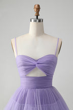 Hermoso vestido morado de fiesta con tirantes finos, corto, escalonado y calado.