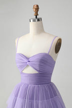 Hermoso vestido morado de fiesta con tirantes finos, corto, escalonado y calado.