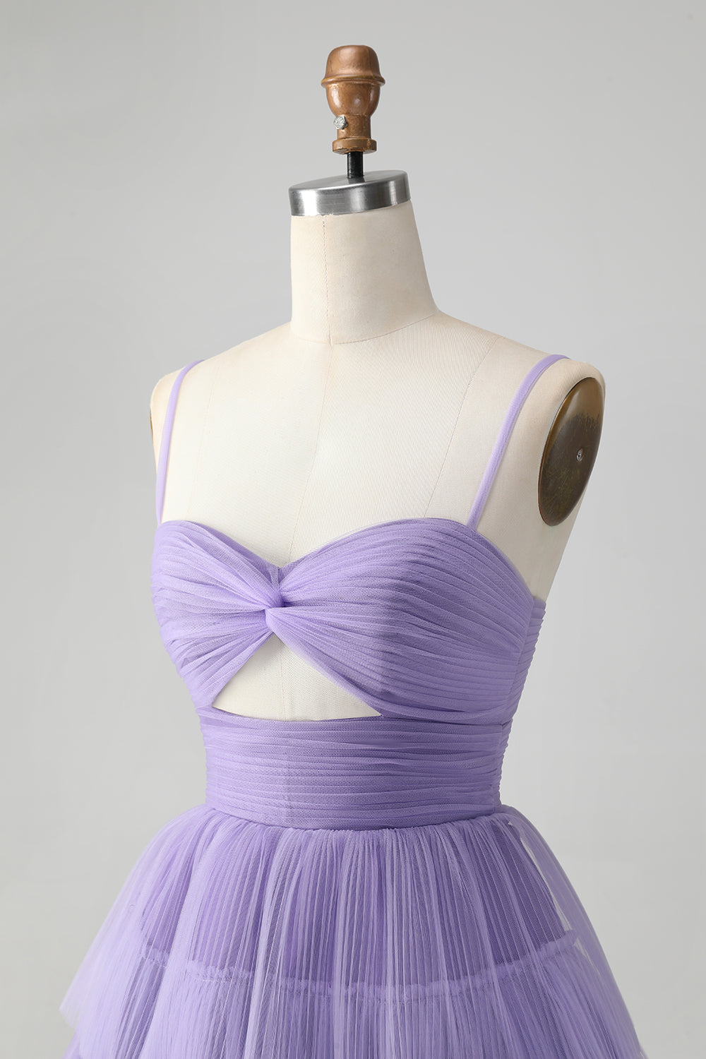 Hermoso vestido morado de fiesta con tirantes finos, corto, escalonado y calado.