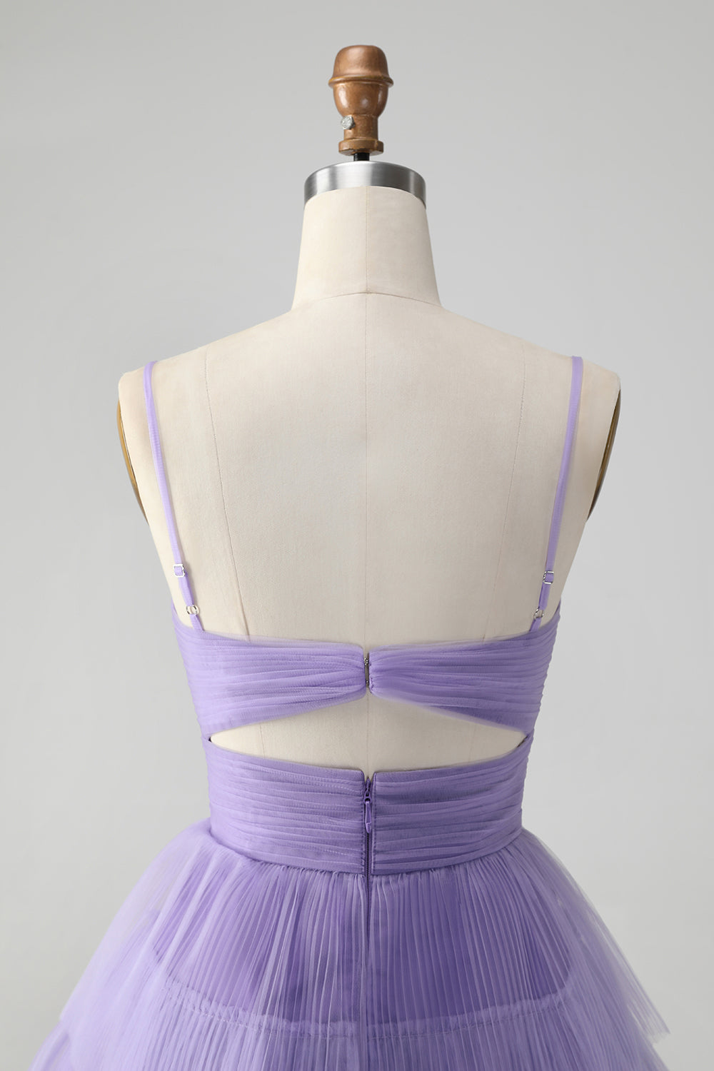 Hermoso vestido morado de fiesta con tirantes finos, corto, escalonado y calado.