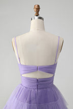 Hermoso vestido morado de fiesta con tirantes finos, corto, escalonado y calado.