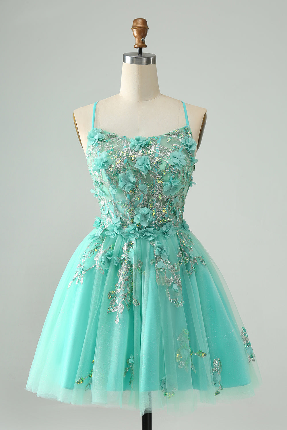 Bonito vestido de fiesta corto verde con tirantes finos, corte A y corsé con apliques