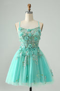 Bonito vestido de fiesta corto verde con tirantes finos, corte A y corsé con apliques