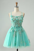 Bonito vestido de fiesta corto verde con tirantes finos, corte A y corsé con apliques