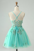 Bonito vestido de fiesta corto verde con tirantes finos, corte A y corsé con apliques