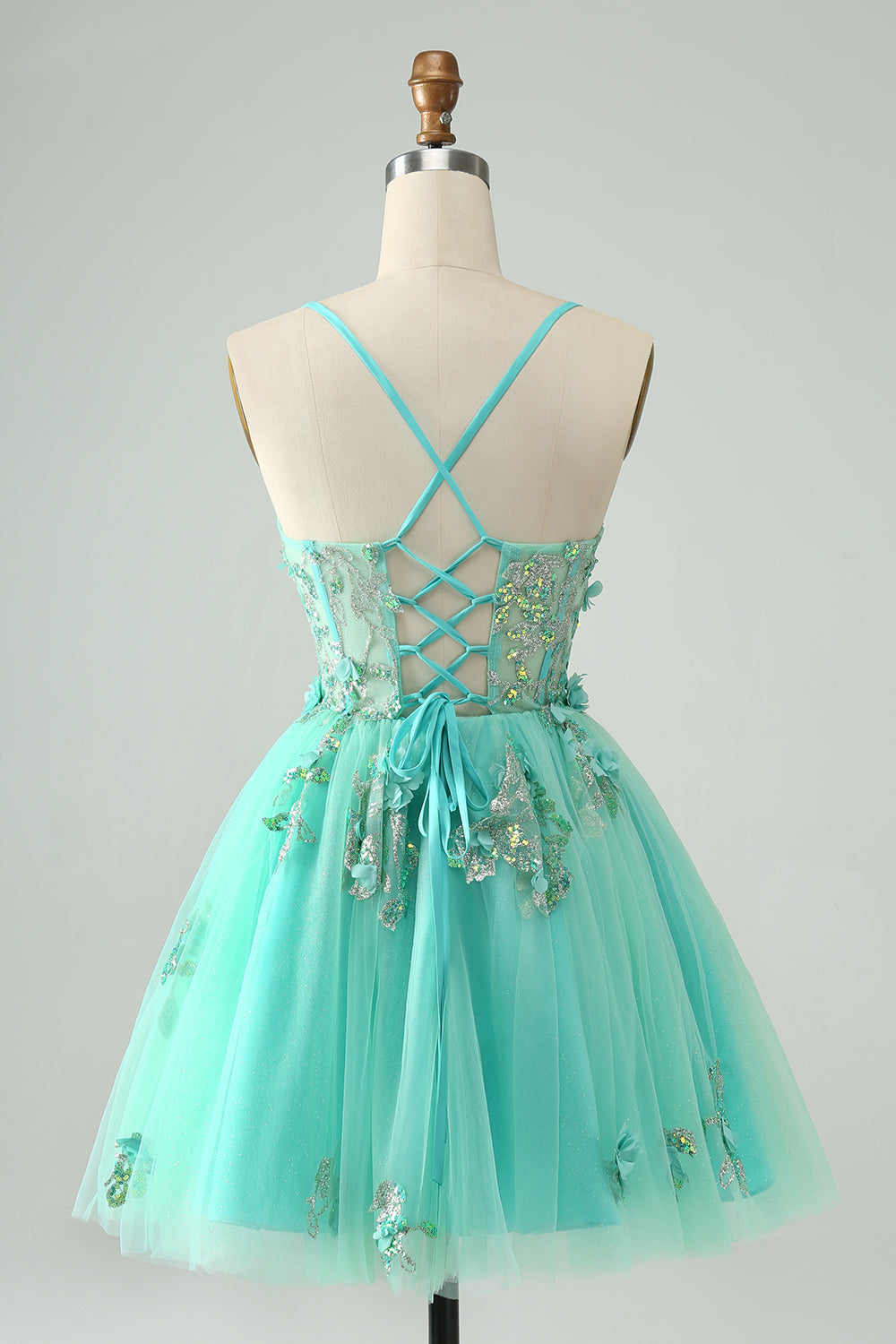 Bonito vestido de fiesta corto verde con tirantes finos, corte A y corsé con apliques