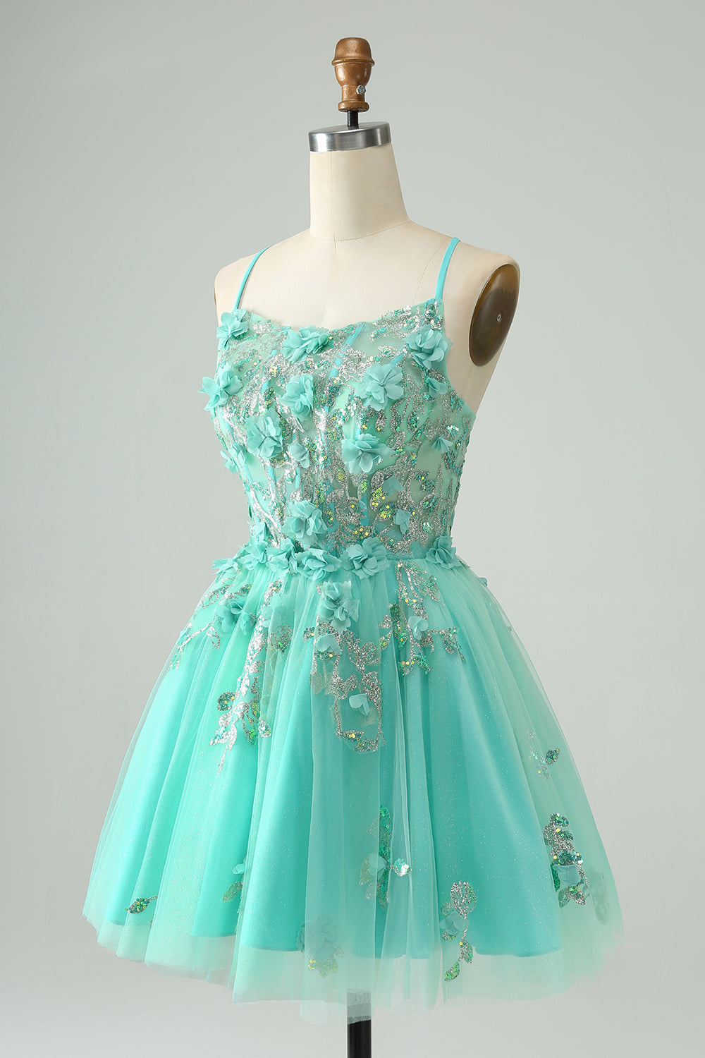 Bonito vestido de fiesta corto verde con tirantes finos, corte A y corsé con apliques