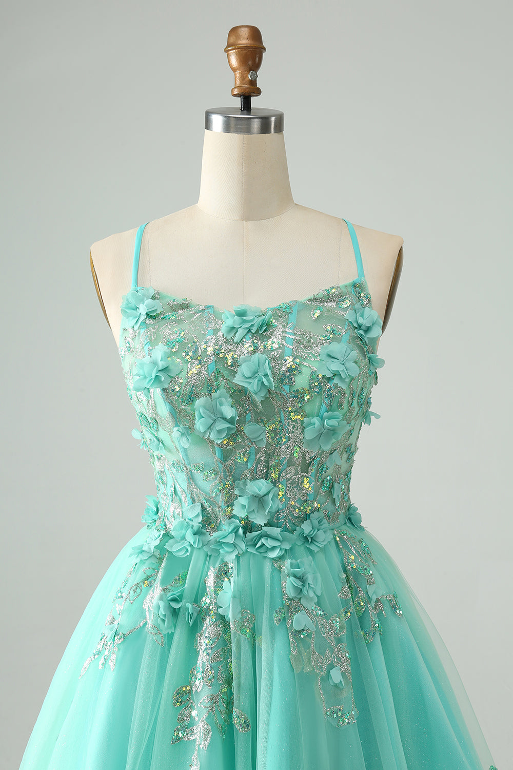 Bonito vestido de fiesta corto verde con tirantes finos, corte A y corsé con apliques