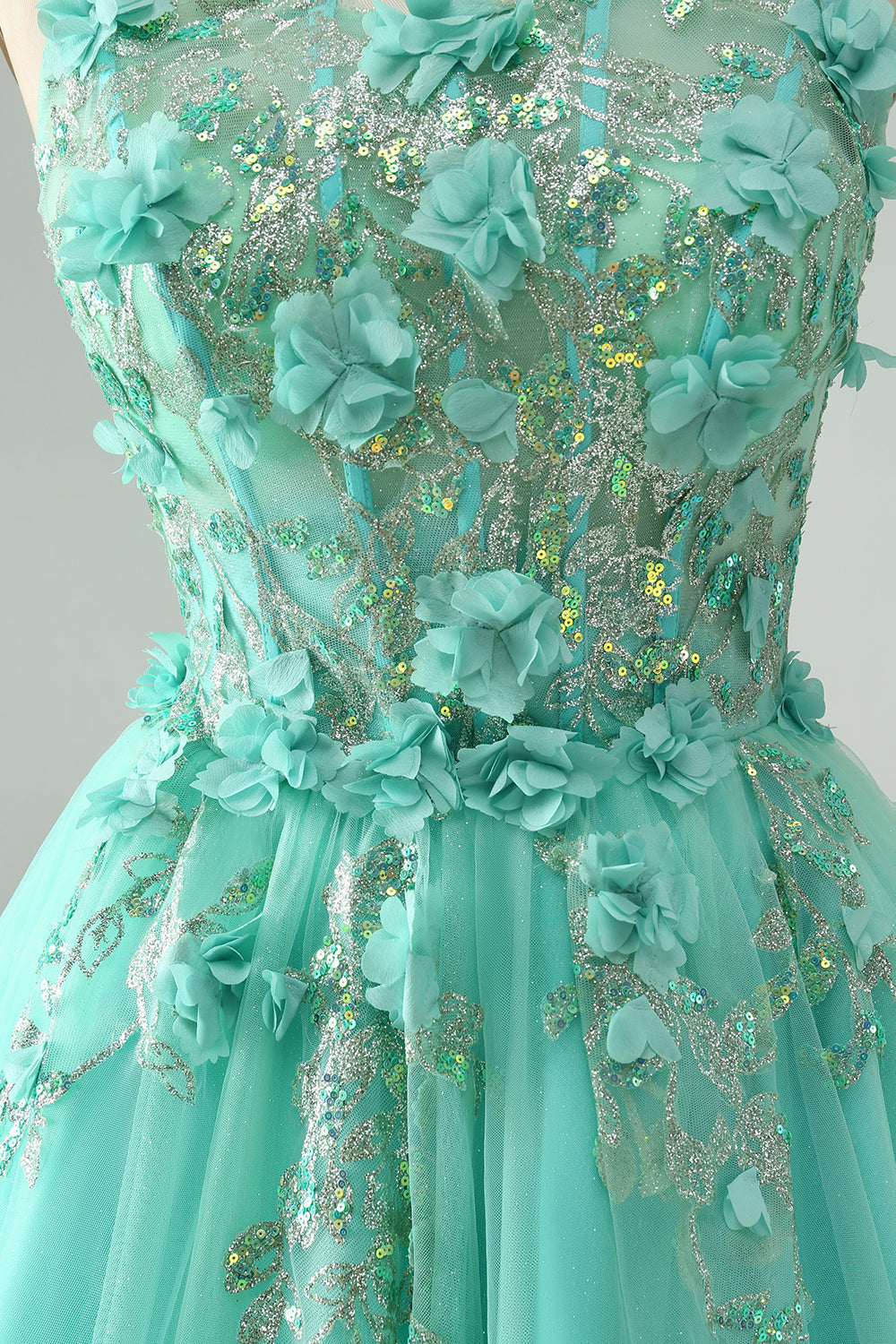 Bonito vestido de fiesta corto verde con tirantes finos, corte A y corsé con apliques