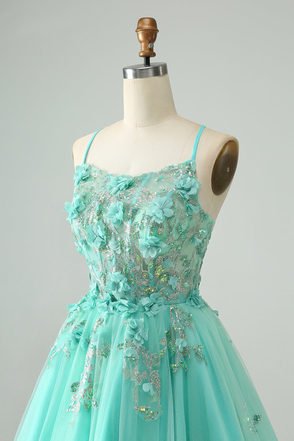 Bonito vestido de fiesta corto verde con tirantes finos, corte A y corsé con apliques