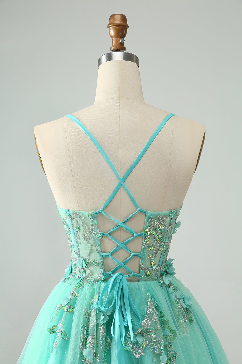 Bonito vestido de fiesta corto verde con tirantes finos, corte A y corsé con apliques