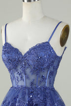 Lindo vestido negro de fiesta corto con corsé escalonado, lentejuelas brillantes y corte en A