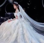 Vestido de novia romántico blanco con hombros descubiertos y cola larga Y6878