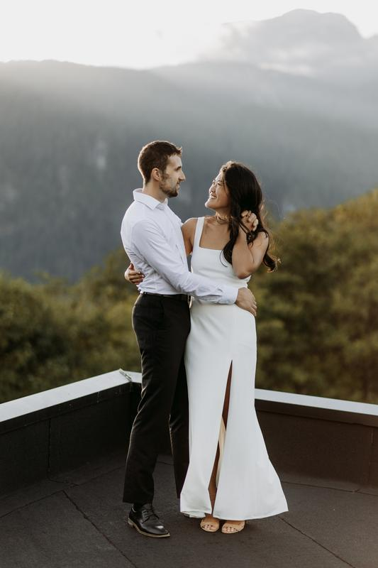 Schlichtes, langes Abendkleid aus weißem Satin mit quadratischem Ausschnitt und seitlichem Schlitz, formelles Ballkleid Y8455
