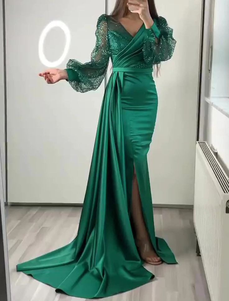 Vestido de noche verde oscuro de satén con escote en V y manga larga Y6109