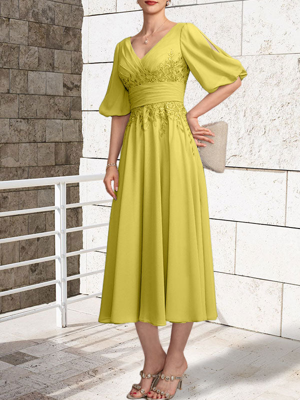 Vestido de madre de la novia de gasa con encaje, escote en V y largo hasta la rodilla con pliegues